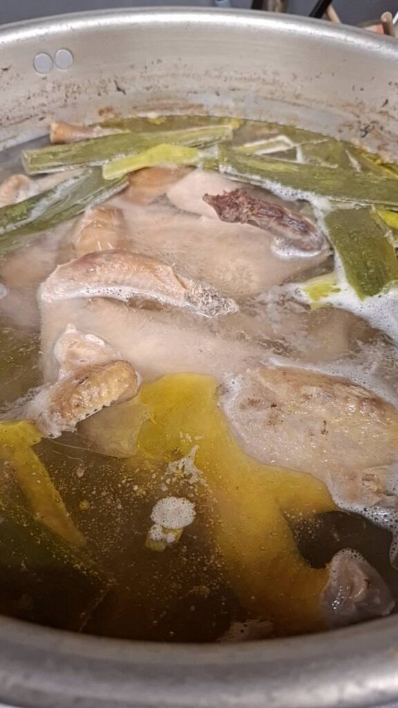 親鳥のスープ、煮干しを入れる