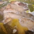 親鳥のスープ、煮干しを入れる